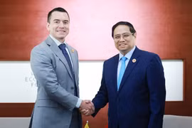 Le Premier ministre Pham Minh Chinh (droite) et le président équatorien Daniel Noboa. Photo: VNA