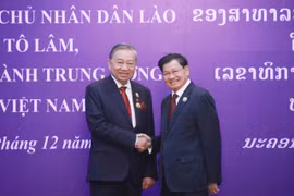 Le secrétaire général du PPRL et président lao Thongloun Sisoulith remet, le 1er décembre, l'Ordre national de l'or du Laos au secrétaire général du Parti communiste du Vietnam (PCV) Tô Lâm. Photo: VNA