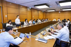 Des discussions en groupes, le 21 octobre au matin, sur le projet de loi révisant les dispositions relatives au don, au prélèvement et à la transplantation de tissus et d’organes humains, ainsi qu’au don et au prélèvement de corps. Photo: VNA