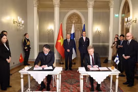 Le SG Tô Lâm (gauche) et le président finlandais Alexander Stubb à la signature du mémorandum d’accord entre le ministère vietnamien des Finances et le ministère finlandais des Affaires étrangères. Photo: VNA