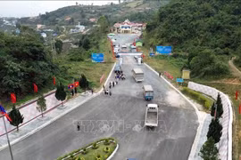 Un convoi vietnamien sort par la porte frontière internationale de Song Lap (Vietnam) vers Pa Hang (Laos). Photo : VNA