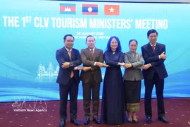 Délégués à la première Conférence des ministres du Tourisme du Cambodge, du Laos et du Vietnam. Photo: VNA