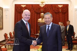 Le secrétaire général du Parti et président vietnamien, Tô Lâm (droite), et le président de la Fédération internationale de football association (FIFA), Gianni Infantino, présent dans la capitale vietnamienne pour assister à la finale retour de l’ASEAN Cup 2026 entre le Vietnam et la Thaïlande. Photo: VNA