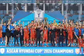 Le président de la FIFA, Gianni Infantino, remet le trophée de l’ASEAN Cup 2026 à l’équipe nationale vietnamienne. Photo : VNA