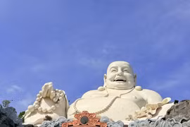 An Giang : la plus grande statue du Bouddha Maitreya au sommet d’une montagne en Asie