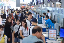 Des passagers s'enregistrent à l'aéroport international de Noi Bai. Photo : dangcongsan.org.vn