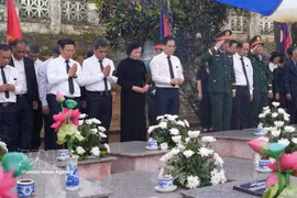 La vice-Première ministre Pham Thi Thanh Tra, également présidente du Comité national chargé de la recherche, du rapatriement et de l’identification des martyrs, ainsi que de nombreux responsables et représentants locaux, ont participé à la cérémonie d’inhumation. Photo: VNA