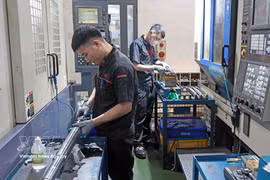 Fabrication de pièces pour les industries automobile et moto dans la compagnie KD Heat Technology, dans la zone industrielle de Diem Thuy, province de Thai Nguyen. Photo : VNA