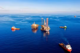 Déploiement d’une plateforme de forage autoélévatrice sur un site d’exploration pétrolière et gazière en mer. Photo : PVN