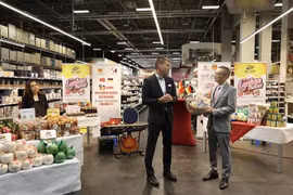 L'ambassadeur Vu Quang Minh (à droite) remercie Marco Berger, PDG de Selgros Lichtenberg, d'avoir créé les conditions permettant aux produits agricoles vietnamiens de se rapprocher des clients allemands. Photo : VNA 