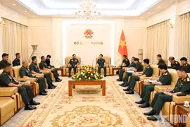 Entretien entre le général vietnamien Phan Van Giang et son homologue philippin Romeo Brawner Jr. Photo: qdnd.vn.jpg