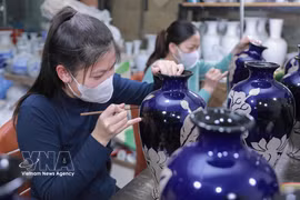 Techniques de façonnage exceptionnelles sur les céramiques de Bat Trang, témoignant du talent des artisans. Photo : VNA