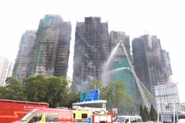 L’incendie survenu le 26 novembre dans un complexe d’immeubles à Hong Kong (Chine), a causé d’importantes pertes humaines et matérielles. Photo: VNA