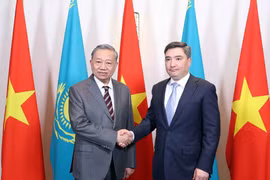 Le secrétaire général du Parti communiste du Vietnam (PCV), Tô Lâm (gauche), et le Premier ministre kazakh, Oljas Bektenov. Photo: VNA