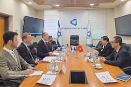 Réunion entre l’ambassadeur du Vietnam en Israël, Nguyên Ky Son, et le ministre israélien de l’Économie et de l’Industrie, Nir Barkat, en présence du conseiller commercial du Vietnam en Israël, Lê Thai Hoa. Photo: VNA