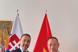 L'ambassadeur du Vietnam en Slovaquie, Pham Truong Giang (droite), et le vice-ministre slovaque de l'Agriculture et du Développement rural, Vladimir Vnuk. Photo: VNA