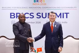 Le Premier ministre du Vietnam Le Minh Hung (droite) et le président burundais Évariste Ndayishimiye. Photo: VNA