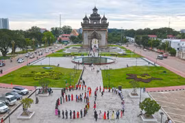 La formation humaine du chiffre « 80 » sur la place Patouxay à Vientiane. Photo: VNA