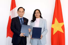 Le ministre des AE Le Hoai Trung et son homologue canadienne Anita Anand. Photo: ministère des AE du Vietnam