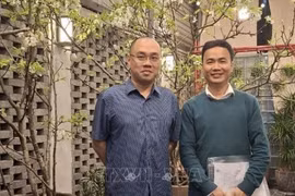 Le professeur associé et docteur Pham Quoc Nghi (droite) pose pour une photo avec le professeur agrégé Tran Hai Duc, de l'Université des sciences de Hanoï. Photo : VNA