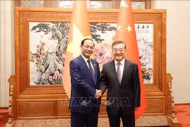 Le vice-président de l'Assemblée nationale du Vietnam, Trân Quang Phuong (gauche), et Zhang Qingwei, vice-président du Comité permanent de l'Assemblée populaire nationale (APN) de Chine. Photo: VNA