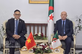L'ambassadeur du Vietnam en Algérie, Tran Quoc Khanh (gauche) et Abdelkrim Benmbarek, secrétaire général du FLN, parti au pouvoir en Algérie. Photo: VNA