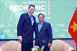 Le Premier ministre Pham Minh Chinh (droite) et Stephan Mergenthaler, directeur exécutif du Forum économique mondial (WEF). Photo: VNA