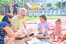 De nombreux touristes internationaux participent avec enthousiasme aux activités expérientielles liées à la Fête de la mi-automne. Photo : VNA