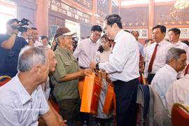 Le président de l’AN offre des cadeaux à des personnes méritantes à An Giang. Photo: VNA
