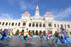 Défilé « J'aime l'Ao dai vietnamien » dans les rues de Hô Chi Minh-Ville lors du festival de l'Ao Dai. Photo: VNA