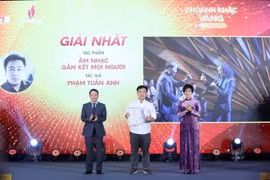 Le comité d'organisation décerne deux premiers prix, quatre deuxièmes, six troisièmes et dix prix d’encouragement aux photographes ayant présenté des œuvres exceptionnelles. Photo: VNA