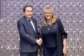Le président de l'Assemblée nationale, Tran Thanh Man, rencontre Sandra Scagliotti, consule honoraire du Vietnam à Turin. Photo : VNA