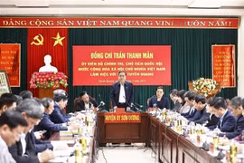Le président de l'Assemblée nationale (AN), Trân Thanh Mân, travaille avec la permanence du Comité provincial du Parti de Tuyên Quang. Photo: VNA