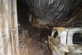 Une voiture incendiée est abandonnée dans le hall de la résidence Dôc Lâp. Photo : VNA