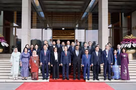 Le président de l’Assemblée nationale reçoit des dirigeants d’organisations internationales d’audit. Photo. VNA