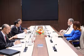 Entretien entre le ministre vietnamien des Affaires étrangères, Le Hoai Trung, et Miguel Mejia, secrétaire général du Mouvement de la gauche unie (MIU) de la République dominicaine. Photo: VNA