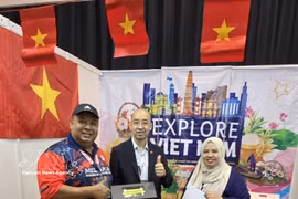 Ngo Quang Hung (centre), représentant du Bureau commercial du Vietnam en Malaisie, présente des produits vietnamiens au Salon international halal de Melaka, en 2025. Photo: VNA
