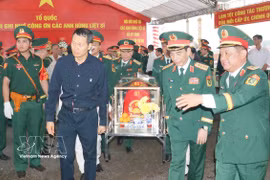 Le général Phan Van Giang, vice-Premier ministre et ministre de la Défense, à la cérémonie de lancement du nouvelle opération de recherche dans la commune de Minh Duc. Photo: VNA