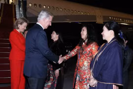 Le roi Philippe et la reine Mathilde de Belgique arrivent à Hanoï pour une visite d'État au Vietnam. Photo: VNA