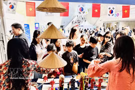Les visiteurs au stand vietnamien lors de la deuxième Journée de l’échange et de l’intégration de Séoul. Photo: VNA
