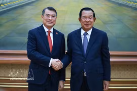 Le Premier ministre Le Minh Hung (gauche) rencontre le président du Parti du peuple cambodgien et du Sénat Hun Sen. Photo: VNA
