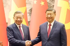 Le secrétaire général du Comité central du PCC et président chinois, Xi Jinping (droite), et le secrétaire général du Comité central du PCV, To Lam. Photo: VNA