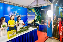 Mme Trinh Kim Thu, directrice générale de la société par actions MD Queens (deuxième à partir de la gauche), anime une session de livestream pour présenter un produit à base de thé. Photo : hanoimoi.vn