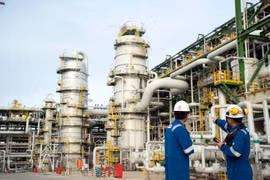 Des ouvriers travaillent au complexe pétrochimique de Long Son. Photo : VNA