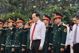 Les dirigeants de Hô Chi Minh-Ville rendent hommage aux héros morts pour la Patrie, Photo: VNA