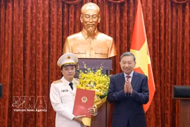 Le secrétaire général du Parti communiste du Vietnam et président de l'État, To Lam, et le vice-ministre de la Sécurité publique Dang Hong Duc. Photo: VNA