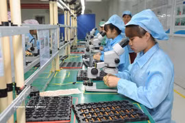 Contrôle de la qualité des produits avant leur expédition chez Vietonic, dans la zone industrielle de Dinh Tram, province de Bac Ninh. Photo : VNA