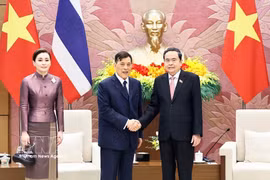 Le président de l’Assemblée nationale Tran Thanh Man (droite) rencontre le roi de Thaïlande Maha Vajiralongkorn Phra Vajiraklaochaoyuhua et la reine Suthida Bajrasudhabimalalakshana. Photo: VNA