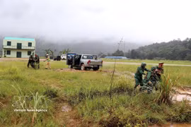 Selon le scénario de l’exercice, les gardes-frontières de Quang Tri ont découvert un réseau international professionnel de trafic de drogue, dirigé par un ressortissant étranger et impliquant des Vietnamiens et des Laos. Photo: VNA