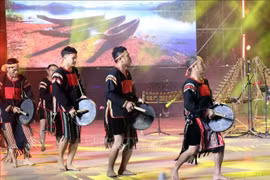 Des troupes de gong de différentes localités de la province de Lam Dong se produisent lors de la Nuit des gongs d’Asie du Sud-Est 2025. Photo: VNA